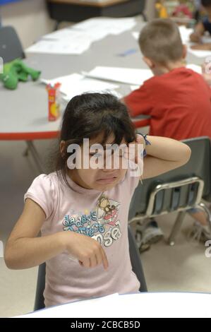 Mabank, TX 19. August 2006: Mabank Central Elementary School. Ein verstörter hispanischer Kindergartner in der ersten Schulwoche. Stockfoto