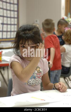 Mabank, Texas, USA, 19. August 2006: Während der ersten Unterrichtswoche an der Mabank Central Elementary School weint eine Kindergartenstudentin frustriert, während sie versucht, Bilder an ihrem Tisch zu malen. ©Bob Daemmrich Stockfoto