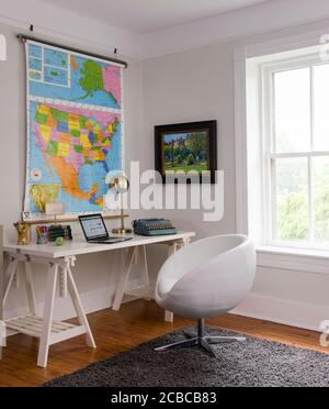 Schreibtisch zu Hause, Karte an der Wand Stockfoto