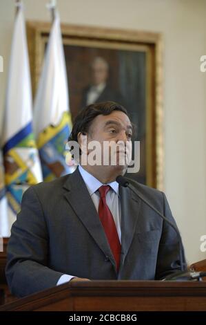 Austin, Texas, USA, 25. August 2006: New Mexico Gouverneur Bill Richardson spricht bei der Eröffnungssitzung der Border Governors Conference im Texas Capitol. Das jährliche Treffen gibt den sechs mexikanischen und vier US-Grenzgouverneuren die Möglichkeit, wechselseitige Fragen der Einwanderung, der Wirtschaft und der Grenzsicherheit zu diskutieren. ©Bob Daemmrich Stockfoto