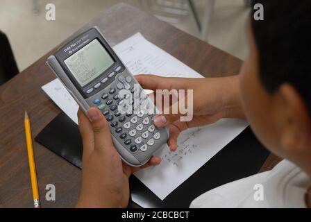 Austin, Texas, USA, 22. September 2006: Schüler, die Graphing Calculator im Klassenzimmer an der Travis High School, einer überwiegend hispanischen High School auf der Südseite von Austin verwendet. ©Bob Daemmrich Stockfoto