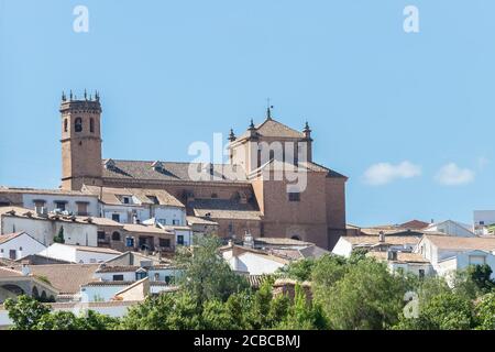 Fassade und Glockenturm der Kirche San Mateo, gotische und Renaissance-Kirche, in der Altstadt von Banos de la Encina, Jaen, Andalusien, Spanien Stockfoto