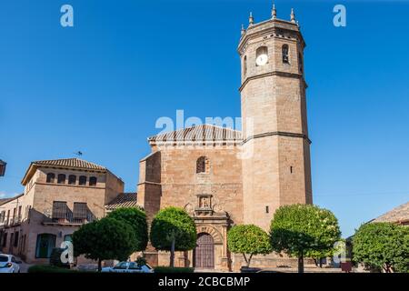 Fassade und Glockenturm der Kirche San Mateo, gotische und Renaissance-Kirche, in der Altstadt von Banos de la Encina, Jaen, Andalusien, Spanien Stockfoto