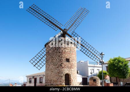 Traditionelle Steinwindmühle in der Altstadt von Banos de la Encina, Jaen, Andalusien, Spanien Stockfoto