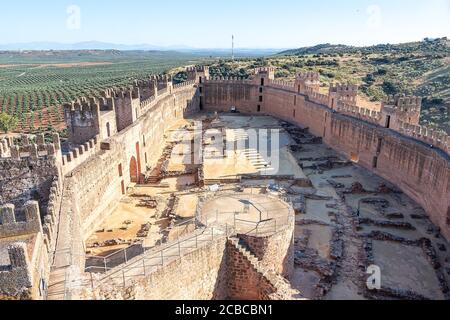 Luftaufnahme der mittelalterlichen Burg von Burgalimar, Banos de la Encina. Jaen, Spanien Stockfoto