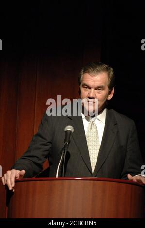 Austin, Texas, USA, 13. Februar 2007: Tom Ridge, ehemaliger Chef der Homeland Security und Gouverneur von Pennsylvania, spricht mit einer Gruppe von texanischen Wirtschaftsführern. Ridge drängte die Staatsbeamten, die Führung bei der Zusammenarbeit mit der Bundesregierung bei der Lösung der illegalen Einwanderung und anderer bundesstaatlicher und bundesstaatlicher Probleme zu übernehmen. ©Bob Daemmrich Stockfoto