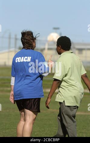 Austin, Texas, USA, 25. April 2007: Ultimate Frisbee Coach spricht mit Junior High Player während des Trainings. ©Bob Daemmrich Stockfoto