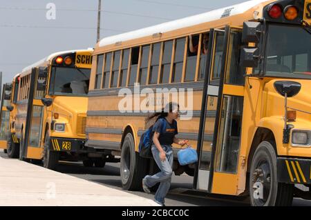 Brownsville, Texas, USA, 13. April 2007: Schüler der sechsten und siebten Klasse gehen am Ende des Tages an die IDEA Public School, eine öffentliche Schule, die der überwiegend hispanischen Bevölkerung im fernen Süden von Texas dient. ©Bob Daemmrich Stockfoto