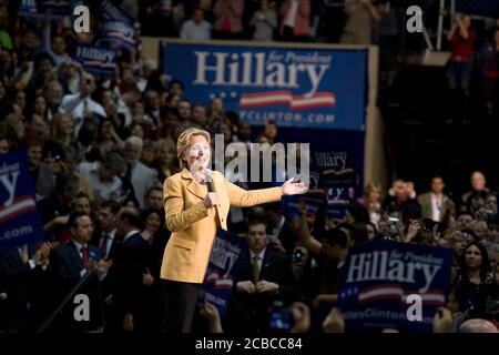 San Antonio, Texas. USA, 13. Februar 2008: US-Senatorin Hillary Clinton, Kandidatin für die Nominierung des demokratischen Präsidentschaftskandidaten, spricht 5.000 bei einem Wahlkampfbesuch in St. Mary's University. ©Bob Daemmrich Stockfoto