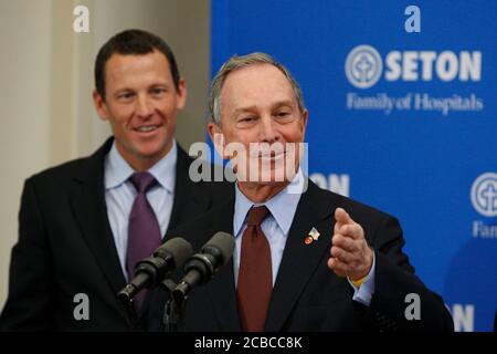 Austin, Texas, USA, 18. Januar 2008: New Yorker Bürgermeister Michael Bloomberg spricht mit Reportern über eine neue Krebsgesundheitsinitiative, während der professionelle Radfahrer, Krebsüberlebende und Initiativbefürworter Lance Armstrong hört. ©Bob Daemmrich Stockfoto