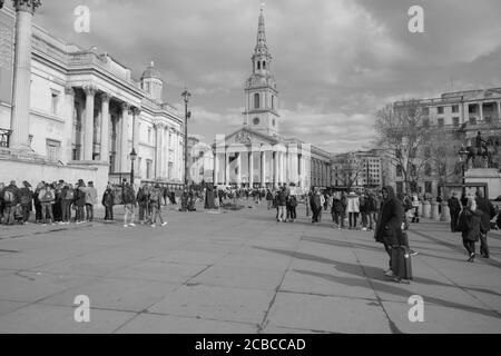 Schwarz-Weiß-Bild der North Terrace des Trafalgar Square London, vor der National Gallery und Blick auf St. Martin in den Feldern. Stockfoto