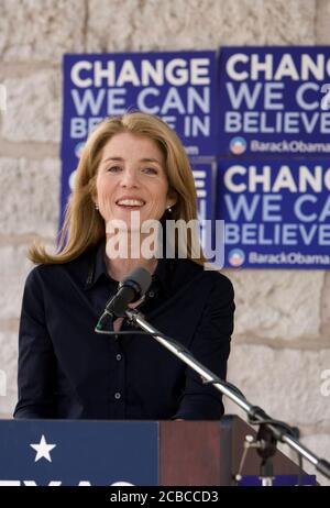 Austin, Texas USA, 25. Februar 2008: Caroline Kennedy spricht am Montag in einem Restaurant in der Innenstadt von Austin, als sie ihre Gründe für die Unterstützung des hoffnungsvollen demokratischen Präsidenten Barack Obama darlegte. ©Bob Daemmrich Stockfoto