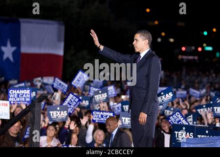 Austin, Texas, USA, 22. Februar 2008: Barack Obama spricht während einer nächtlichen Kundgebung vor dem Texas Capitol in der Innenstadt mit einer Menge von etwa 15.000 Menschen. ©Bob Daemmrich Stockfoto