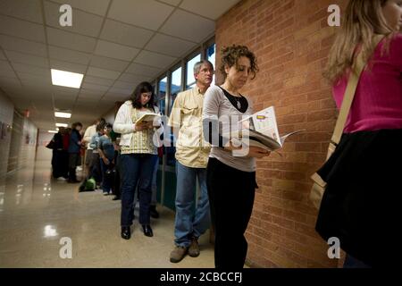 Austin, Texas, USA, 4. März 2008: Die Wähler in Precinct 342 an der Barton Hills Elementary School im Süden von Austin warten in der Warteschlange während der texanischen Vorwahl am Dienstag Abend. Etwa 100 Wähler waren in der Reihe, als die Wahlen offiziell um 19:00 UHR geschlossen wurden, aber sie durften trotzdem Stimmen abgeben. ©Bob Daemmrich Stockfoto