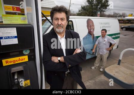 Austin, Texas, USA, 28. Januar 2008: Dan Pruett, Präsident und CEO der gemeinnützigen Organisation Austin (TX) Meals on Wheels, posiert vor einer Gaspumpe, wo die Lieferwagen seiner Agentur fast täglich betankt werden. Pruett verliert regelmäßig Freiwillige wegen des hohen Gaspreises. ©Bob Daemmrich Stockfoto