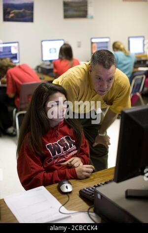 Pflugerville, Texas, USA, 30. Mai 2008: Männlicher Lehrer arbeitet mit Schülern der siebten Klasse zusammen und forscht am Ende des Jahres im Computerlabor der Park Crest Middle School, einem großen Vorstadtcampus in der Nähe von Austin mit 1.000 Schülern. © Bob Daemmrich Stockfoto