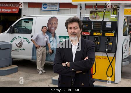 Austin, Texas, USA, 28. Januar 2008: Dan Pruett, Präsident und CEO der gemeinnützigen Organisation Austin (TX) Meals on Wheels, posiert vor einer Gaspumpe, wo die Lieferwagen seiner Agentur fast täglich betankt werden. Pruett verliert regelmäßig Freiwillige wegen des hohen Gaspreises. ©Bob Daemmrich Stockfoto