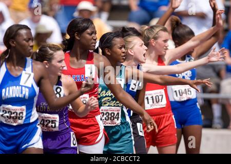 Austin, Texas USA, 10. Mai 2008: Anglo und Black Girls erwarten ihre Teamkollegen in der 1600 Meter langen Staffel beim Texas High School State Championships Track and Field Meeting an der University of Texas in Austin. ©Bob Daemmrich Stockfoto