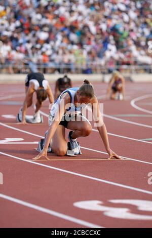 Austin, Texas, USA, 10. Mai 2008: Eine Läuferin erwartet den Beginn einer 800 Meter hohen Hitze beim Texas High School State Championship Track and Field Meeting an der University of Texas. ©Bob Daemmrichcrowd Stockfoto