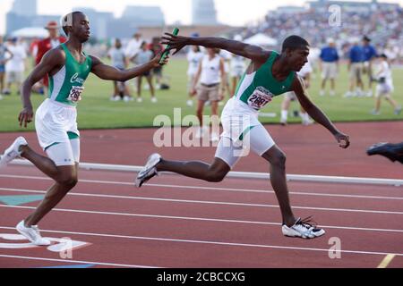 Austin, Texas, USA, 10. Mai 2008: Schwarze High-School-Leichtathleten führen eine Übergabe während der 800-Meter-Staffel beim Texas High School State Championships Track and Field Meeting an der University of Texas in Austin durch. ©Bob Daemmrich Stockfoto