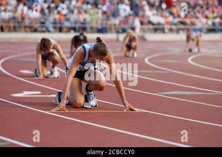 Austin, Texas, USA, 10. Mai 2008: Eine Läuferin erwartet den Beginn einer 800 Meter hohen Hitze beim Texas High School State Championship Track and Field Meeting an der University of Texas. ©Bob Daemmrichcrowd Stockfoto