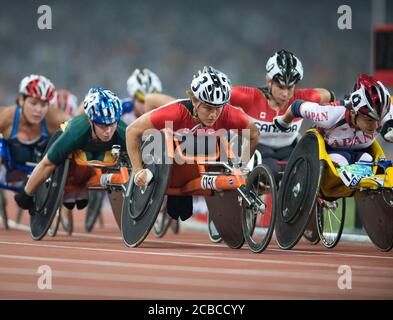 Peking, China, 8. September 2008: Zweiter Tag der Leichtathletik im Olympiastadion des Vogelnest während der Paralympics. Die Kanadierin Diane Roy (1251) führt das Spiel an, bevor sie die 5000-Meter-T54-Klasse der Frauen in einem crashmartigen Rennen gewann, bei dem sechs Teilnehmer nicht zum Ziel kamen. ©Bob Daemmrich Stockfoto