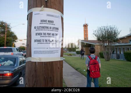 Austin, Texas, 4. November 2008: Distanz-Markierung auf einem Leuchtturm vor einem Wahlplatz am Wahltag. ©Bob Daemmrich Stockfoto