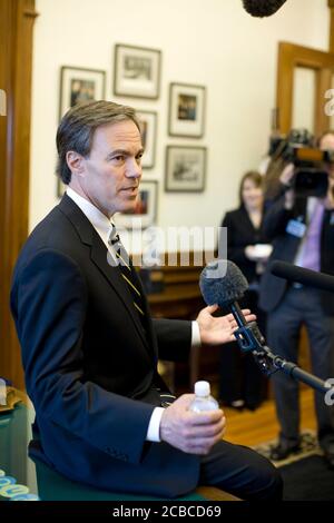 FILE Austin, Texas USA, 13. Januar 2009: Eröffnungstag der 81. Sitzung der texanischen Legislative; House Speaker Joe Straus spricht mit Reportern in seinem Büro. ©Bob Daemmrich Stockfoto