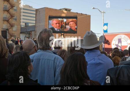 Midland, Texas 20. Januar 2009: Der ehemalige Präsident George W. Bush und seine Frau Laura werden am Dienstag nach seiner Rückkehr aus Washington als Privatbürger nach der Amtseinführung von Barack Obama von 20,000 Wohlbewohnern in der Innenstadt von Midland begrüßt. ©Bob Daemmrich Stockfoto