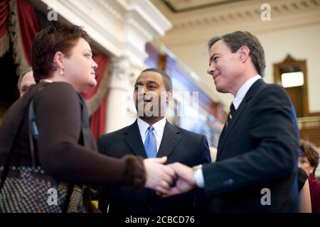 Austin, Texas USA, 13. Januar 2009: Eröffnungstag der 81. Sitzung der texanischen Legislative im House Floor, als Richter Dale Wainwright (Mitte) einen Gast mit House Speaker Joe Straus (rechts) begrüßt. ©Bob Daemmrich Stockfoto