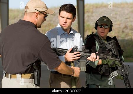 San Marcos, Texas, USA, 23. Oktober 2008: Demokratischer Staatsrep Patrick Rose (c) trifft sich mit Polizisten und erhält Anweisungen zu Schusswaffen in seinem Hays County und Caldwell County. ©Bob Daemmrich Stockfoto