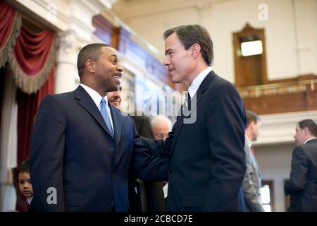 Austin, Texas USA, 13. Januar 2009: Eröffnungstag der 81. Sitzung der texanischen Legislative im House Floor als Richter des Obersten Gerichtshofs Dale Wainwright (links) den Sprecher Joe Straus (rechts) begrüßt. ©Bob Daemmrich Stockfoto