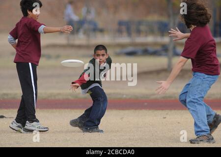 Austin, Texas, 15. Dezember 2008: Mittelschulkinder der sechsten und siebten Klasse treten in einem Ultimate Disc Turnier an, bei dem sich fünfköpfige Schulteams gegenseitig spielen. Der Sport von Ultimate betont aerobe, temperamentvolle Konkurrenz zusammen mit fairem Spiel und Sportlichkeit. ©Bob Daemmrich Stockfoto