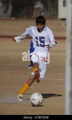 Austin, Texas, USA, 15. Dezember 2008: Fußball-Matchup zwischen Mannschaften der Martin Middle School (weiß) gegen Webb Middle School (blau) in der City League am Samstag. Die meisten Spieler sind hispanisch-amerikanische Jungen in der siebten und achten Klasse. ©Bob Daemmrich Stockfoto