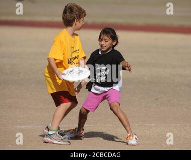 Austin, Texas, 15. Dezember 2008: Mittelschulkinder der sechsten und siebten Klasse treten in einem Ultimate Disc Turnier an, bei dem sich fünfköpfige Schulteams gegenseitig spielen. Der Sport von Ultimate betont aerobe, temperamentvolle Konkurrenz zusammen mit fairem Spiel und Sportlichkeit. ©Bob Daemmrich Stockfoto