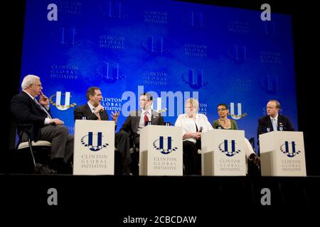 Austin, Texas, USA, 14. Februar 2009: Diskussionsteilnehmer sprechen auf der zweiten jährlichen Clinton Global Initiative University, einer Konferenz, an der mehr als 1.000 Studenten teilnehmen, um globale Herausforderungen wie Armut, Hunger, Energie, Klimawandel und globale Gesundheit zu bewältigen. Von links nach rechts sind Scott Cowen aus Tulane, Carlo Demarco aus mtvU, Jonny Dorsey aus Stanford, Margaret McKenna aus Wal-Mart, Zainab Salbi von Women for Women und Paul Begala von CNN. ©Bob Daemmrich Stockfoto