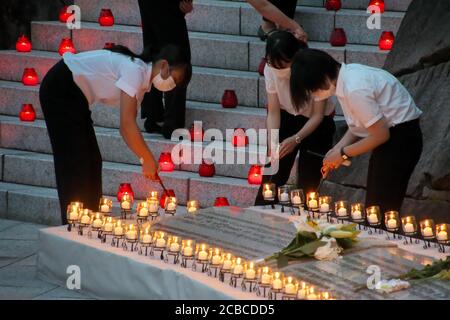 Ueno, Japan. August 2020. Am mittwoch, den 12. August 2020, werden im Memorial Garden in Ueno Village, Japan, Kerzen im Rahmen einer Zeremonie zum Gedenken an den Flugzeugabsturz von Flug 123 der Japan Airlines angezündet. Der Absturz von Flug 123 ist einer der schlimmsten Einzelflugzeugabstürze der Geschichte mit 520 Toten und nur vier Überlebenden. Foto von Keizo Mori/UPI Kredit: UPI/Alamy Live News Stockfoto