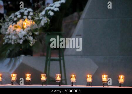 Ueno, Japan. August 2020. Am mittwoch, den 12. August 2020, werden im Memorial Garden in Ueno Village, Japan, Kerzen im Rahmen einer Zeremonie zum Gedenken an den Flugzeugabsturz von Flug 123 der Japan Airlines angezündet. Der Absturz von Flug 123 ist einer der schlimmsten Einzelflugzeugabstürze der Geschichte mit 520 Toten und nur vier Überlebenden. Foto von Keizo Mori/UPI Kredit: UPI/Alamy Live News Stockfoto