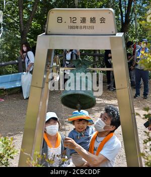 Ueno, Japan. August 2020. Trauerte Familien läuten am Osutaka Ridge am Mittwoch, den 12. August 2020, während einer Zeremonie zum Gedenken an den Flugzeugabsturz von Flug 123 der Japan Airlines am 35. Jahrestag des Unfalls im Memorial Garden im japanischen Dorf Ueno die Glocken ein. Der Absturz von Flug 123 ist einer der schlimmsten Einzelflugzeugabstürze der Geschichte mit 520 Toten und nur vier Überlebenden. Foto von Keizo Mori/UPI Kredit: UPI/Alamy Live News Stockfoto