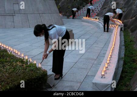 Ueno, Japan. August 2020. Am mittwoch, den 12. August 2020, werden im Memorial Garden in Ueno Village, Japan, Kerzen im Rahmen einer Zeremonie zum Gedenken an den Flugzeugabsturz von Flug 123 der Japan Airlines angezündet. Der Absturz von Flug 123 ist einer der schlimmsten Einzelflugzeugabstürze der Geschichte mit 520 Toten und nur vier Überlebenden. Foto von Keizo Mori/UPI Kredit: UPI/Alamy Live News Stockfoto