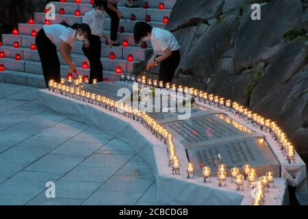 Ueno, Japan. August 2020. Am mittwoch, den 12. August 2020, werden im Memorial Garden in Ueno Village, Japan, Kerzen im Rahmen einer Zeremonie zum Gedenken an den Flugzeugabsturz von Flug 123 der Japan Airlines angezündet. Der Absturz von Flug 123 ist einer der schlimmsten Einzelflugzeugabstürze der Geschichte mit 520 Toten und nur vier Überlebenden. Foto von Keizo Mori/UPI Kredit: UPI/Alamy Live News Stockfoto