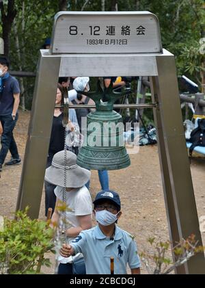 Ueno, Japan. August 2020. Trauerte Familien läuten am Osutaka Ridge am Mittwoch, den 12. August 2020, während einer Zeremonie zum Gedenken an den Flugzeugabsturz von Flug 123 der Japan Airlines am 35. Jahrestag des Unfalls im Memorial Garden im japanischen Dorf Ueno die Glocken ein. Der Absturz von Flug 123 ist einer der schlimmsten Einzelflugzeugabstürze der Geschichte mit 520 Toten und nur vier Überlebenden. Foto von Keizo Mori/UPI Kredit: UPI/Alamy Live News Stockfoto