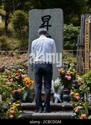 Ueno, Japan. August 2020. Trauerte Familien beten am mittwoch, den 12. August 2020, vor dem Gedenkdenkmal am Osutaka Ridge im Gedenken an den Flugzeugabsturz von Flug 123 der Japan Airlines am 35. Jahrestag des Unfalls im Memorial Garden im japanischen Dorf Ueno. Der Absturz von Flug 123 ist einer der schlimmsten Einzelflugzeugabstürze der Geschichte mit 520 Toten und nur vier Überlebenden. Foto von Keizo Mori/UPI Kredit: UPI/Alamy Live News Stockfoto