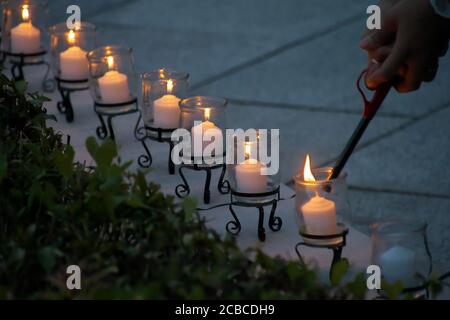 Ueno, Japan. August 2020. Am mittwoch, den 12. August 2020, werden im Memorial Garden in Ueno Village, Japan, Kerzen im Rahmen einer Zeremonie zum Gedenken an den Flugzeugabsturz von Flug 123 der Japan Airlines angezündet. Der Absturz von Flug 123 ist einer der schlimmsten Einzelflugzeugabstürze der Geschichte mit 520 Toten und nur vier Überlebenden. Foto von Keizo Mori/UPI Kredit: UPI/Alamy Live News Stockfoto