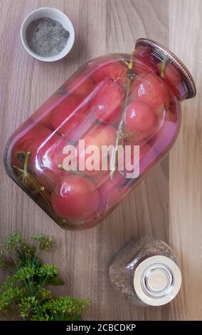Tomaten aus der Dose in einem großen Glas. Stockfoto