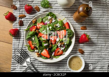 Hausgemachter Bio-Erdbeersalat mit Spinat Feta und Nüssen Stockfoto