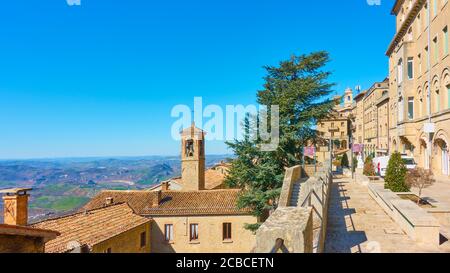 Blick auf San Marino mit Straße und Glockenturm, die Wiederöffentlichkeit von San Marino. Landschaft, Stadtbild Stockfoto