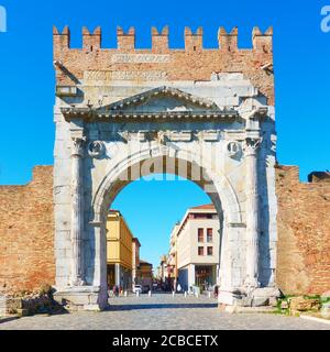 Augustusbogen. Tor in der Altstadt von Rimini, Italien. Italienisches Wahrzeichen Stockfoto