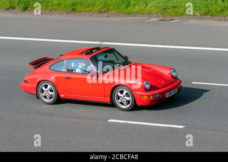 1990 90er Jahre Red Porsche 911 Carrera; Fahrzeuge für den Fahrzeugverkehr, Fahrzeuge für den Fahrzeugverkehr, Fahrzeuge für den Fahrzeugverkehr auf britischen Straßen, Motoren, Fahrzeuge für den Straßenverkehr auf der Autobahn M6. Stockfoto