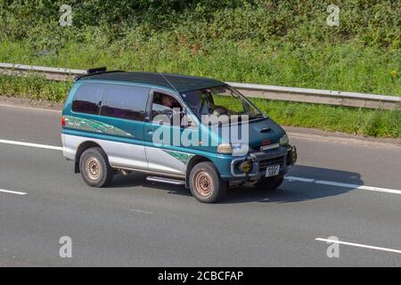 1995 grüner Mitsubishi Wohnmobil; Caravans und Wohnmobile, Wohnmobil auf britischen Straßen, Wohnmobil Freizeitfahrzeug, Familienurlaub, Caravanette Urlaub, Touring Caravan Urlaub, van Umbauten, Vanagon autohome, Stockfoto